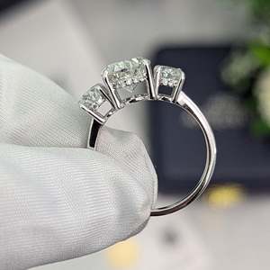 Anillo de Diamantes de Laboratorio con Certificación IGI, 3.30 Quilates en Total, Ovalado, Halo Oculto, Tres Piedras, DEF VVSVS, Oro Blanco, Color Blanco Intenso, Claridad Excelente - Product Image 5
