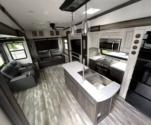 Precio de Subasta Autocaravana Usada Forest River Cardinal Luxury 380RLX 2023, Interiores Espaciosos, Una Habitación, 4-6 Pasajeros, Euro 5, en Venta - Product Image 3