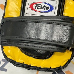 แผ่นรองเตะฝึกซ้อม Fairtex สีเหลืองดำ แบบโค้ง คุณภาพพรีเมียม ผลิตตามสั่ง ทำจากหนังแท้ สำหรับคิกบ็อกซิ่ง - Product Image 5