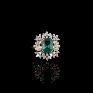 Anillo de cóctel con esmeralda verde cultivada en laboratorio con engaste de garras y diamantes marquesa, pera y redondos brillantes para eventos especiales - Product Image 1