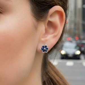 Boucles d'oreilles de fiançailles et de mariage romantiques en or blanc 18 carats avec saphir bleu certifié IGI, pierre de naissance de septembre, clous d'oreilles fleuris de luxe - Product Image 2