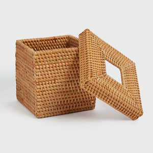 Elegante caja de pañuelos de ratán tejida, ideal para estilizar interiores mientras mantiene los pañuelos accesibles y organizados - Product Image 1