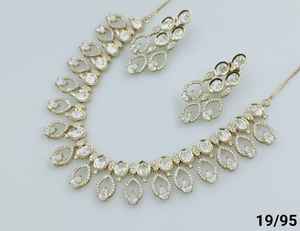 Conjunto gargantilla de collar de perlas Kundan de tono dorado tradicional Kundan con estilo indio elegante redondo con conjunto de pendientes a juego para mujer - Product Image 5