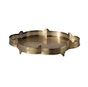 Le plus beau plateau de service en métal et laiton avec un design doré sur le dessus Plateau de service ménager derniers produits de qualité - Product Image 3