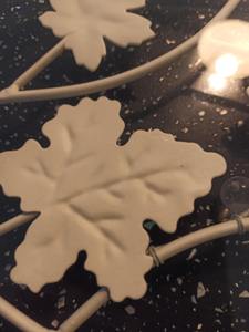 Base para Pastel Decorativa de Metal Blanco con Diseño de Hojas y Tapa de Cristal, Exhibición Elegante, Perfecta para Pasteles, Cupcakes, Repostería y Eventos - Product Image 4