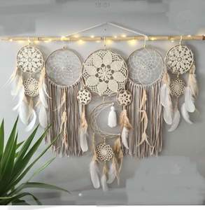 Elegante colgante de pared de macramé con trabajo de nudo minimalista y colores naturales para relajar los espacios del hogar - Product Image 1