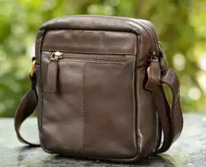 High Quality Buff Brandy Crossbody Shoulder Bag Genuine Leather Chocolate Brown Messenger Bag for Men with Adjustable Shoulder S