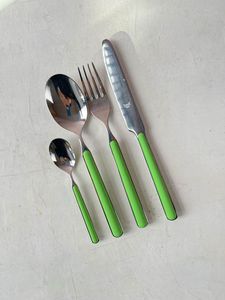 Ensemble de couverts haut de gamme avec manche en résine verte, cuillère au design élégant pour les événements formels, fournisseur indien, 5 pièces - Product Image 3