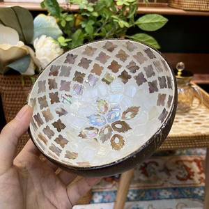Bol en noix de coco écologique en nacre avec motifs floraux accrocheurs, bol en coquille de noix de coco artisanal unique et décoratif - Product Image 1