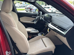 SUV Compacto de Lujo Usado 2025, Transmisión Automática, Tracción en las Cuatro Ruedas, Interior Moderno, en Buen Estado - Product Image 4