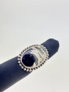 แหวนเงินแท้ 925 ประดับพลอยไพไรต์ทรงรีแบบคาโบชอง ดีไซน์วินเทจ สำหรับทุกเพศ เหมาะสำหรับงานแต่งงานและงานปาร์ตี้ - Product Image 4