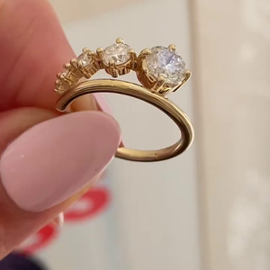 Anillo de compromiso para mujer con cinco diamantes de laboratorio certificados IGI de 0.80 quilates, corte brillante D-E-F VVSVS, excelente claridad y fuego. - Product Image 3