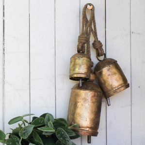 Lot de 3 cloches de Noël en laiton standard AK en métal fini antique doré style vintage cloches suspendues pour accents de décoration de noël - Product Image 1