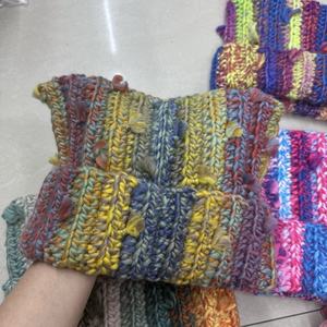 Nouveau bonnet en acrylique tricoté à la main pour femme, respirant, imperméable, vintage, personnalisé, à rayures multicolores et design ajouré - Product Image 2