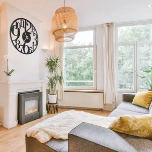 Horloge murale ronde en métal noir de designer Pièce de déclaration intemporelle parfaite pour les murs modernes du bureau à domicile et de la chambre à coucher - Product Image 5