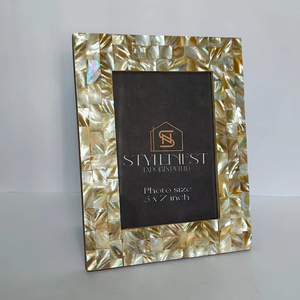 Cadre photo de luxe en mosaïque de nacre, incrustation de coquillages irisés et scintillants pour une décoration élégante de bureau ou de maison de style côtier - Product Image 1