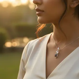 จี้พระเครื่องสำหรับผู้หญิง ทำจากเงินแท้ 925 ประดับด้วยเพชรคิวบิกเซอร์โคเนียและโกเมน ชุบทองคำขาวด้วยโรเดียม - Product Image 3