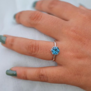 แหวนโทแพซสีน้ำเงินสไตล์ลอนดอน2025 14K Gold Vermeil Solitaire แหวนหกเหลี่ยม7x7mm December birthstone เครื่องประดับการหมั้นที่ดีสำหรับผู้หญิง - Product Image 6