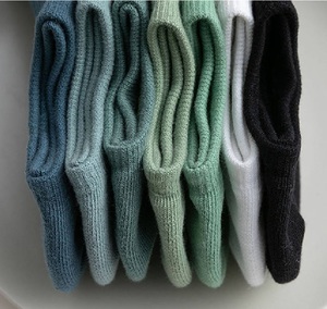 Vente en gros 100% coton Chaussettes d'été personnalisées à la mode colorées et respirantes Chaussettes décontractées pour hommes antidérapantes Couleur unie - Product Image 3