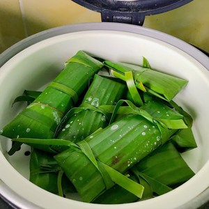 Banh Nam Vietnamita Tradicional, Pastel de Arroz al Vapor Rectangular con Especias y Hierbas, Congelado, de Hue - Product Image 6