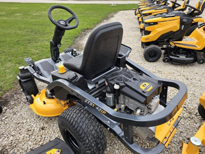 Cortadora de césped Cub Cadet ZTS1 42 Zero-Turn para propiedades residenciales con colinas, obstáculos y espacios reducidos. - Product Image 2