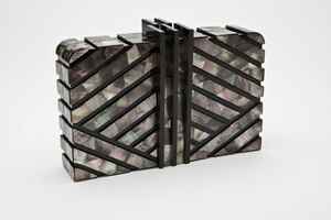 Sac à main en résine époxy fabriqué à la main pochette basse quantité minimale de commande pochette en résine faite à la main de qualité supérieure pour les femmes filles et utilisation nuptiale pochette fête - Product Image 3