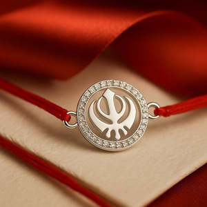 Juego de Rakhi de Plata Preciosa Zarkan Khanda con Roli Chawal, Joyería Tradicional y Cultural Coleccionable - Product Image 1