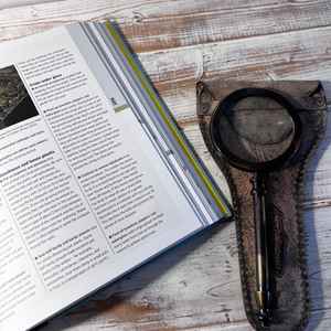 Lupa de mano de latón náutico con bolsa de cuero desgastado decoración marítima - Product Image 3