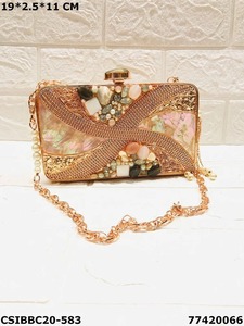 Bolso de mano moderno y elegante de nácar con cadenas elegantes y decoración de cuentas para trajes sofisticados - Product Image 2