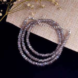 Collier en cristal de labradorite bleu chatoyant - Product Image 5