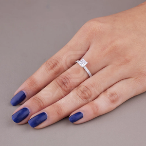 Anillo de Compromiso de Moissanita con Corte Princesa, Banda de Media Eternidad con Brillo Brillante, Diseño de Joyería Fina y Elegante - Product Image 1