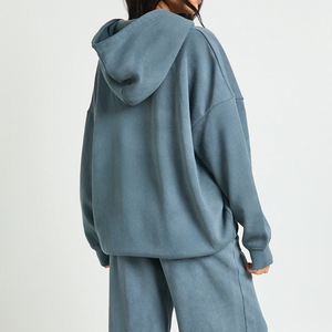 Chándal de diseño extragrande para mujer / Material de alta calidad con diseño de jersey y cierre de botones, con bolsillos canguro y logotipo - Product Image 5