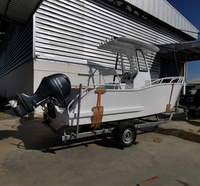 UBI 75 — Bateau à console centrale de 23 pieds à coque en V, conçu pour les pêcheurs exigeants qui demandent plus à chaque sortie sur l'eau. Le UBI 75 est un bateau de 23 pieds en fibre de verre.