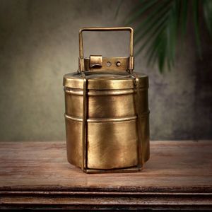 Boîte tiffin traditionnelle en laiton pur faite à la main avec plusieurs compartiments pour ranger les repas indiens faits maison de manière écologique - Product Image 1