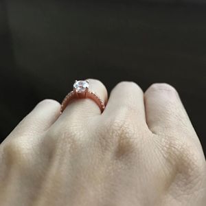 Bague de fiançailles en diamant taille ronde pour femme - Product Image 3