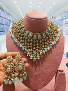 Ensemble de collier et de boucles d'oreilles pakistanais élégant au design unique adapté aux fiançailles Mehndi et aux événements spéciaux - Product Image 2