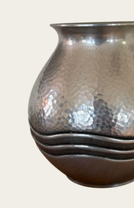 Jarrón Redondo de Aluminio Fundido con Diseño Único, Acabado Plateado, Decoración de Lujo para Interiores de Hogar, Oficina y Hotel - Product Image 4