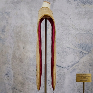 Casulla Bordada a Mano con Hilos Metálicos Dorados, Vestimenta Tradicional Católica para el Clérigo, Túnica de Misa con Cruz Floral Metálica - Product Image 2