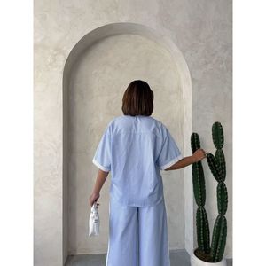 Conjunto Elegante de Camisa a Rayas con Detalle de Encaje para Mujer - Product Image 3