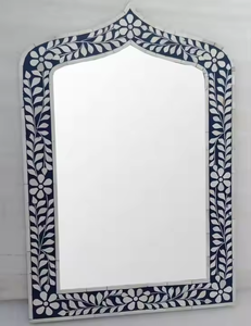 Cadre de miroir incrusté d'os au design élégant Beau miroir mural à motif floral par Crescent Crafts - Product Image 2