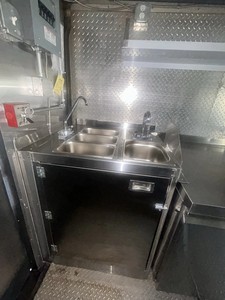 Food Truck International Bleu TK avec fenêtre de service et système d'extinction d'incendie intégré, espace de préparation et alimentation intégrés, design moderne - Product Image 2