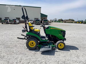 Tractor compacto de pocas horas de uso, 30HP/40HP, similar al John Deere 1025R de 24HP, 4x4, tractor utilitario subcompacto con cargador, en venta. - Product Image 2