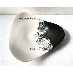 Plateaux en résine de forme incurvée au design créatif Plats décoratifs Assiettes Vaisselle Plateaux de service en résine Ensemble de vaisselle tendance Plateau - Product Image 1