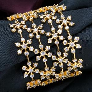 Atractivo Micro plateado de moda con aspecto de piedras AD Cuatro juegos de brazaletes Brazaletes con estilo que se pueden abrir para mujeres para ropa de boda - Product Image 1