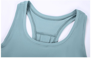 เสื้อกล้ามทรงเข้ารูปสำหรับผู้หญิง OEM/ODM แบบสั่งทำพิเศษ ระบายอากาศได้ดี เป็นมิตรกับสิ่งแวดล้อม แห้งเร็ว สีขาว ผ้าริบเนื้อนุ่ม ยืดหยุ่นได้ คอปกปีเตอร์แพน - Product Image 3