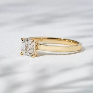 แหวนเพชรสำหรับผู้ชายและผู้หญิง1.00กะรัตรูปมือสังหาร CVD HPHT เทียมสี VVS2สีเหลืองทอง - Product Image 5