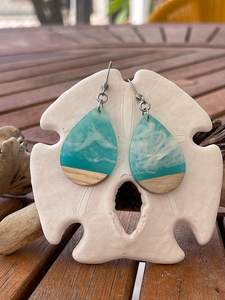 Boucles d'oreilles pendantes en forme de goutte en bois et résine, faites à la main |   Boucles d'oreilles tendance vintage traditionnelles pour femmes pour mariage et fête - Product Image 5