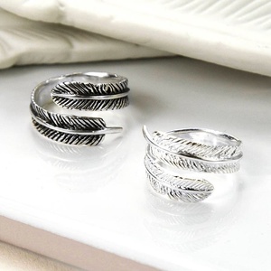 Bague en plumes polies réglables élégantes et uniques Bijoux de mariage pour femmes en argent sterling - Product Image 1