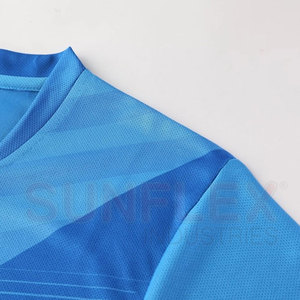 เสื้อฟุตบอลแขนสั้นคุณภาพสูง สีสันตามสั่ง ระบายอากาศได้ดี น้ำหนักเบา พร้อมบริการสกรีนโลโก้ตามแบบ OEM สำหรับผู้ใหญ่ทุกเพศ - Product Image 3