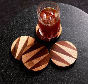 Un ensemble de sous-verres en bois carrés simples fabriqués à partir de blocs de bois solides, mettant en valeur le grain naturel, à des prix de gros - Product Image 2